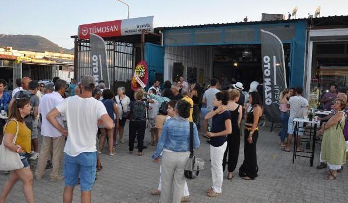 Oto tamirhanesinde resim ve heykel sergisi