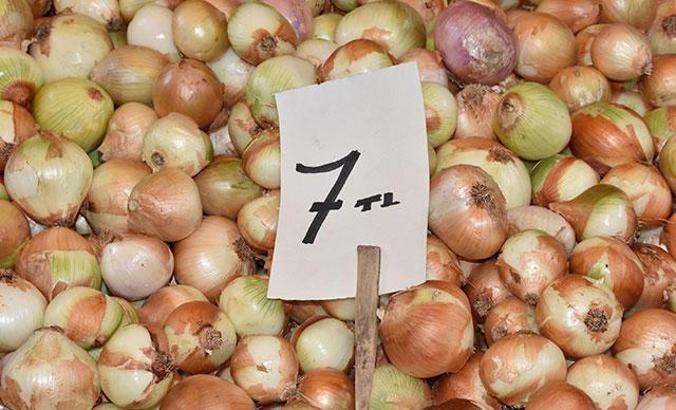 Pazardaki soğan hem gözleri hem cepleri yaktı