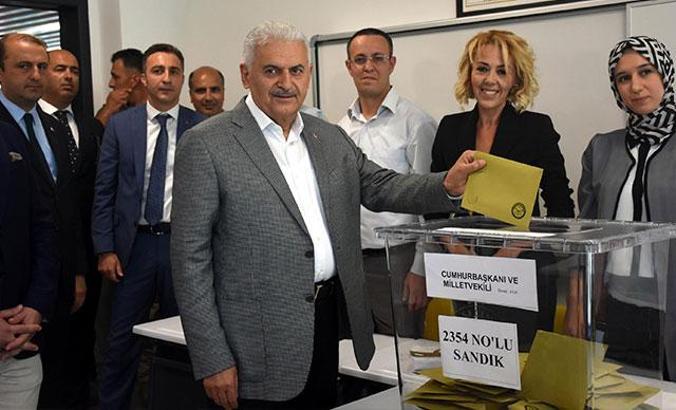 Başbakan Yıldırım, annesinin adını taşıyan okulda oy kullandı