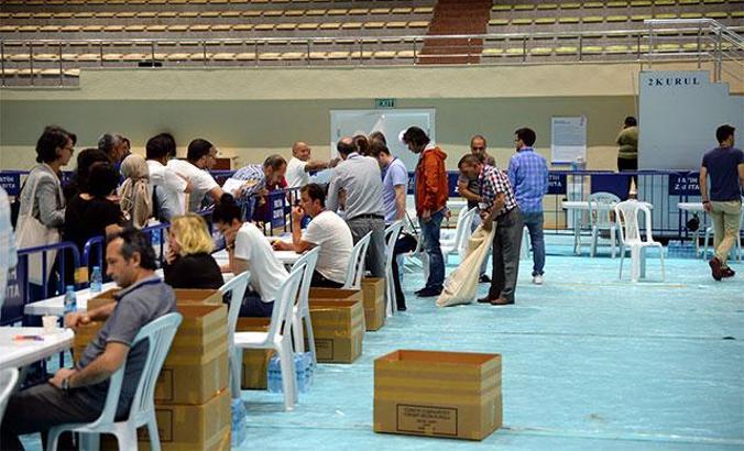 Oylar ilçe Fatih İlçe Seçim Kurulu'na gelmeye başladı