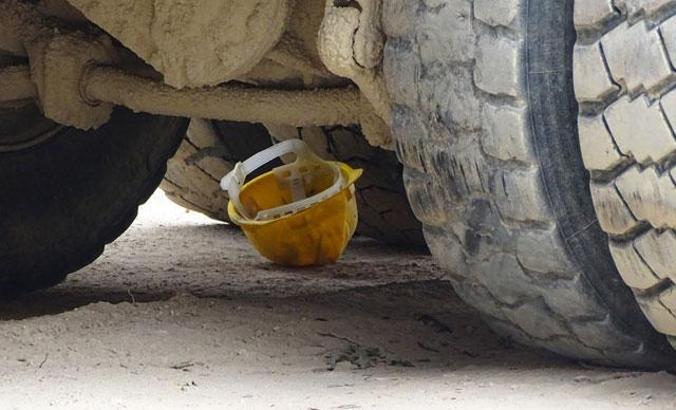 Manevra yapan kamyonun altında kalan işçi öldü