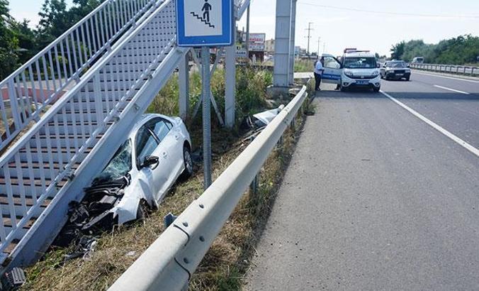 Otomobil, üst geçit merdivenlerine çarptı: 2 yaralı