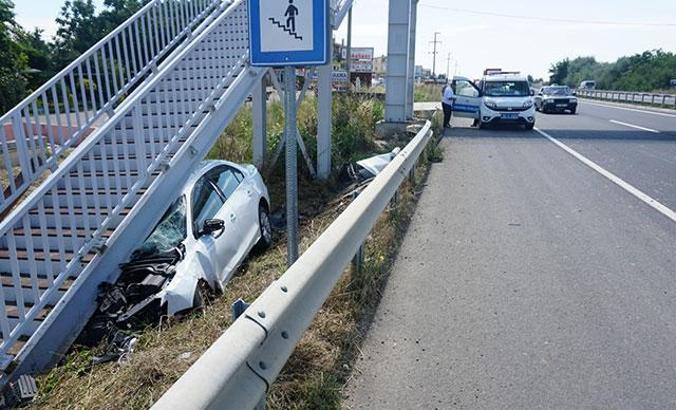 Otomobil, üst geçit merdivenlerine çarptı: 2 yaralı