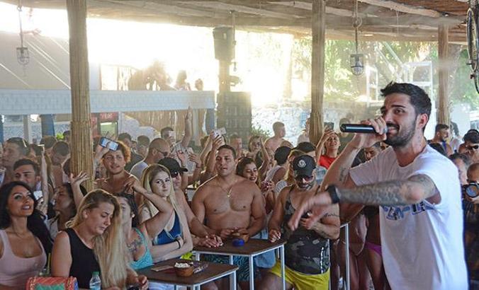 İdo Tatlıses Antalya'da hayranlarıyla buluştu