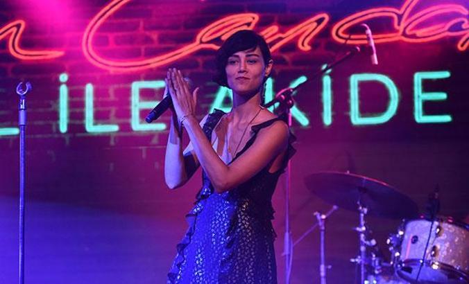 Müzisyen İrem Candar ikinci albümü 'Gül ile Akide'yi verdiği konserle tanıttı