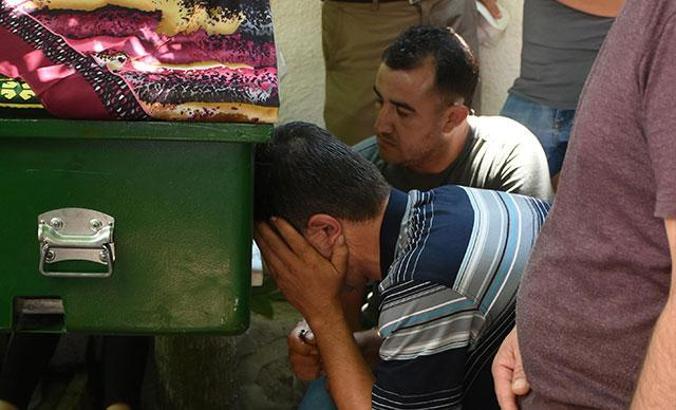 Babaların, tren kazasında kaybettikleri kızlarına vedası yürek burktu