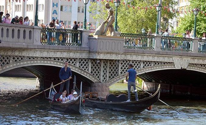Eskişehir'de Venedik'i andıran gondol ve bot keyfi