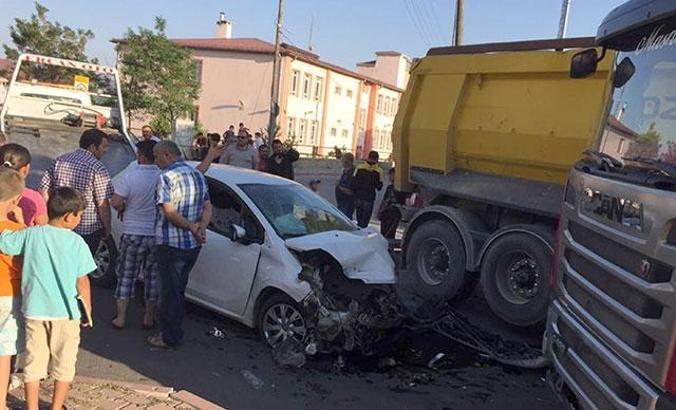 TIR ile otomobil çarpıştı: 6 yaralı
