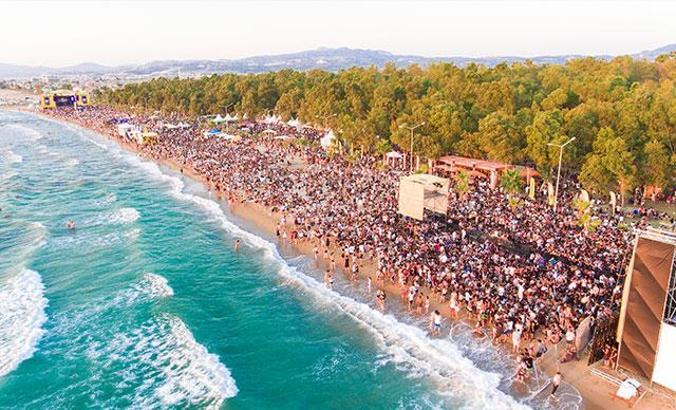 Kuşadası Gençlik Festivali'nde Duman ve Pentagram rüzgarı