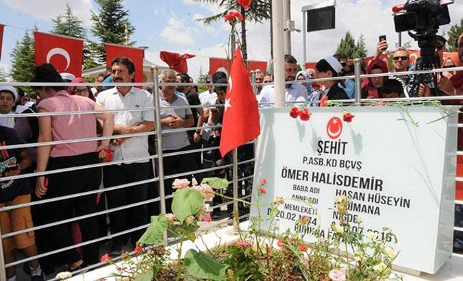 Şehit Ömer Halisdemir’in kabrine ziyaretçi akını