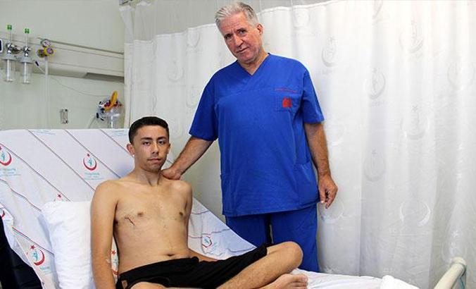 Ameliyattan sonra ilk işi aynaya bakmak oldu