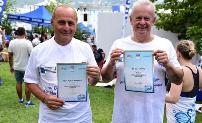 Aykurt Nuhoğlu ve Hayri İnönü Boğazı yüzerek geçti