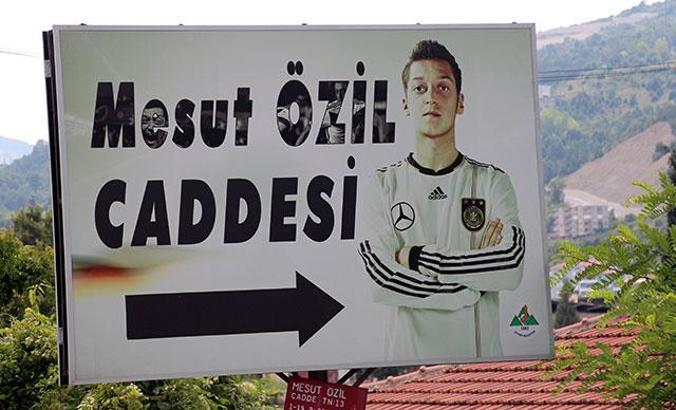Belediyeden flaş karar! Mesut Özil'in o fotoğrafı değişiyor