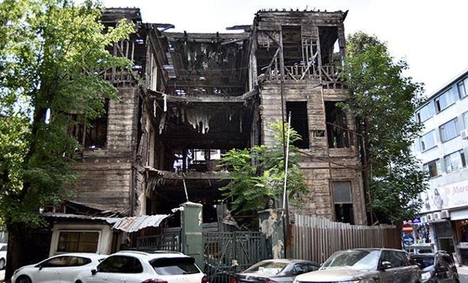 Tarihi konak çökmek üzere, çevre sakinleri endişeli