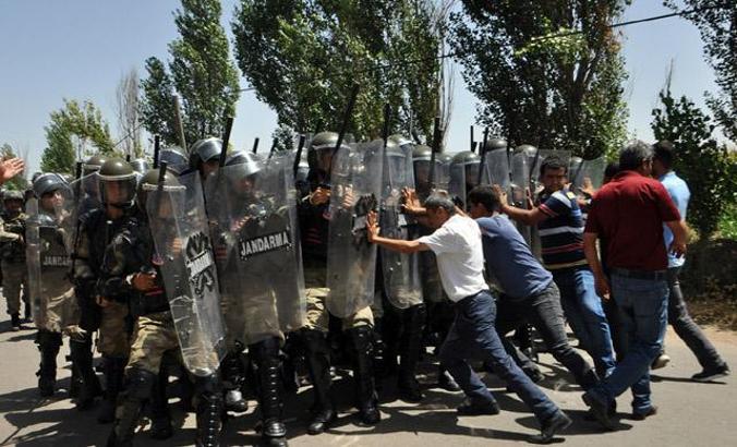 Batman'da kaçak elektrik gerginliği