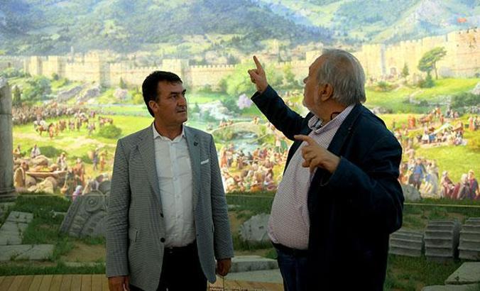 Açılış öncesi İlber Ortaylı gezdi