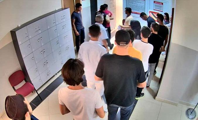 Yakalanınca pencereden atlayan 'joker' adayın ayakları kırıldı