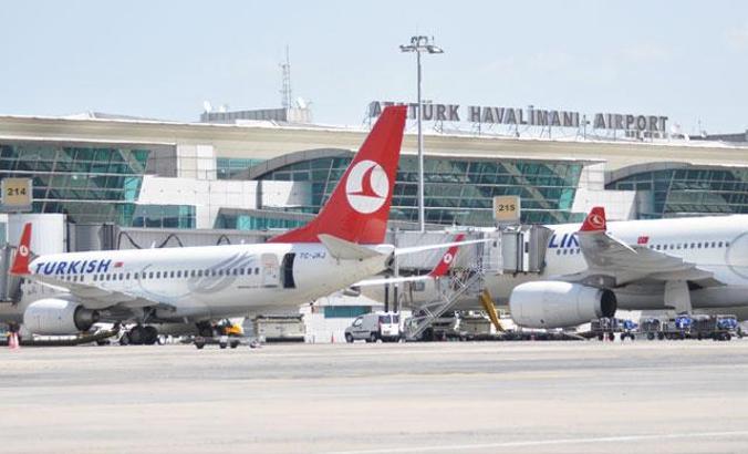 Atatürk Havalimanı'nda uçuşlarda gecikme yaşanıyor