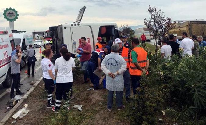 Manisa'da yolcu otobüsü devrildi: 1 ölü, 25 yaralı