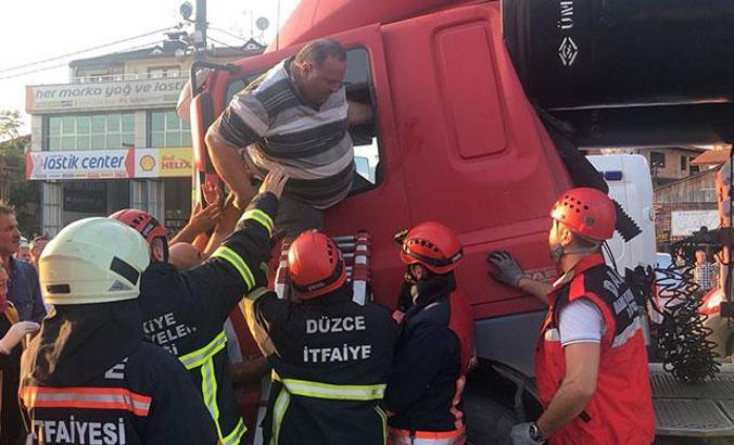 TIR şoförünün yardımına itfaiye koştu
