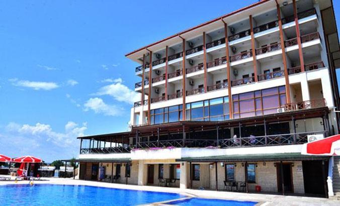 Otelin havuzuna giren personelini korudu, binlerce beğeni aldı