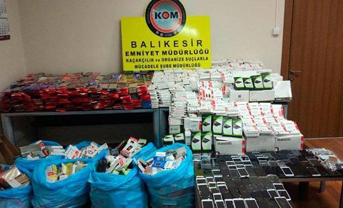 Balıkesir'de 6 bin 92 parça kaçak cep telefonu aksesuarı ele geçirildi