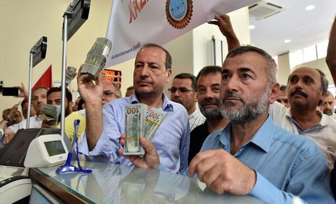 Sultanhamam esnafından döviz bozdurma eylemi