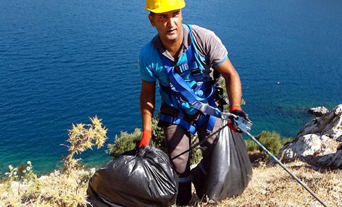 Belediye temizlik işçileri uçurumda çöp topladı