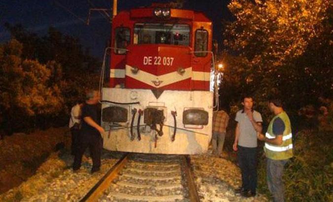 Trenin altında metrelerce sürüklenerek can verdi