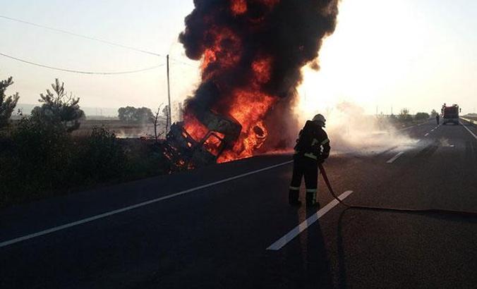 Otoyolda korku dolu anlar! Yardıma yoldan geçen sürücüler koştu