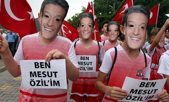 Mesut Özil maskeleriyle yürüdüler