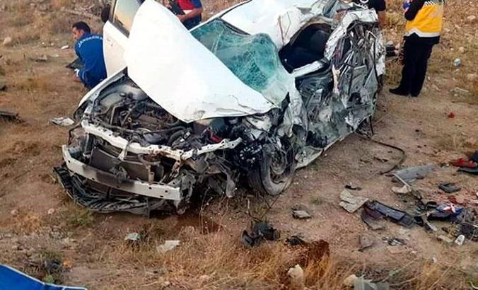 Niğde'de otomobil kamyonla çarpıştı: 3 ölü, 2 yaralı