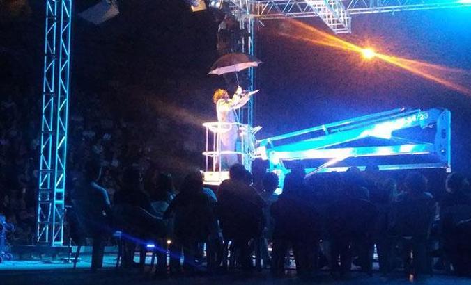 Erdal Beşikçioğlu, tiyatro oyununu vincin üzerinde sahneledi