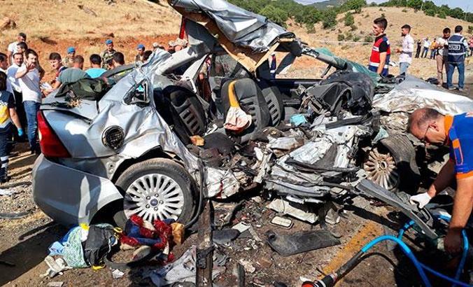 Kamyonet ile otomobil çarpıştı: 8 ölü