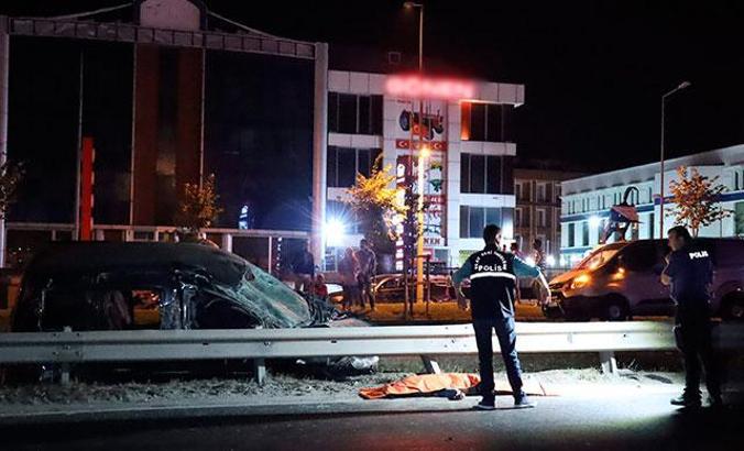 Otoyolda karşıya geçmek isterken canından oldu