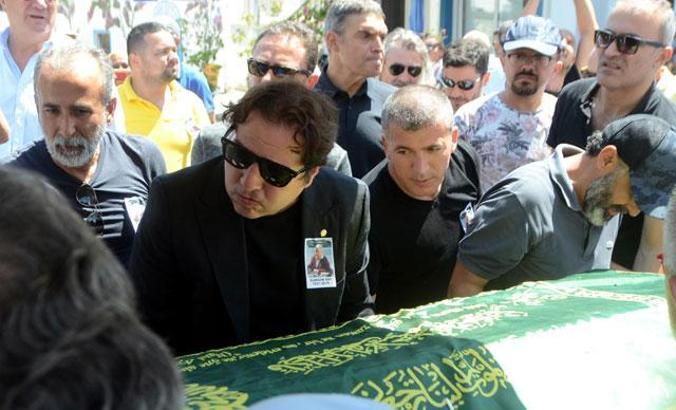 Ünlü piyanist Fazıl Say, annesini son yolculuğuna uğurladı