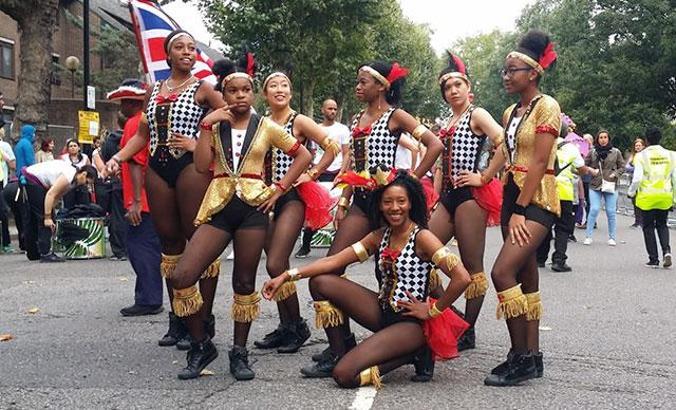 Avrupa'nın en büyük sokak festivali Notting Hill Karnavali başladı