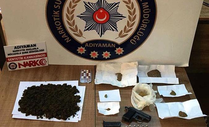 Adıyaman'da polisin 'dur' ihtarına uymayan otomobilde uyuşturucu ele geçirildi