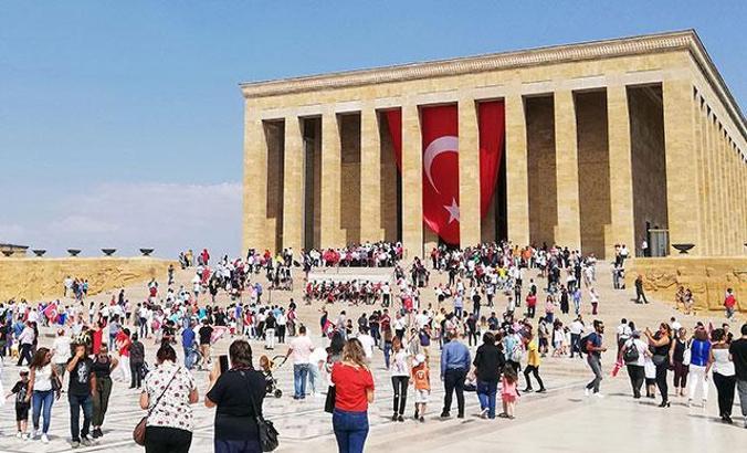 Anıtkabir'e ziyaretçi akını