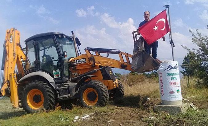 1620 rakımlı Dümen Dağı'na kepçeyle çıkıp zirve taşını ve bayrak direğini yeniledi