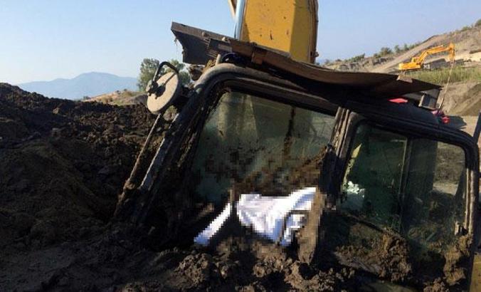 Toprak yığının altında kepçesiyle kalan operatör öldü