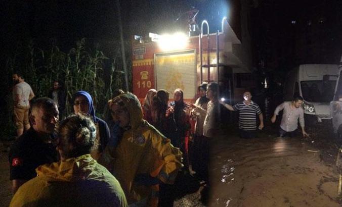 Trabzon'da sel ve heyelan; yollar kapandı, mahsur kalanlar kurtarıldı