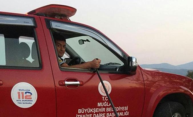 Eve giren yılanı itfaiye ekibi yakaladı