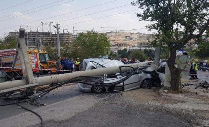 Önce durakta bekleyen yayaya, sonra direğe çarptı: 2 ölü