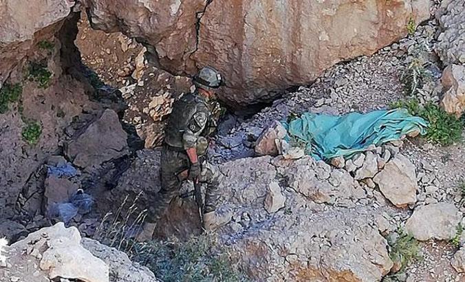 Herekol Dağı'nda teröristlerin kullandığı sığınaklar imha edildi