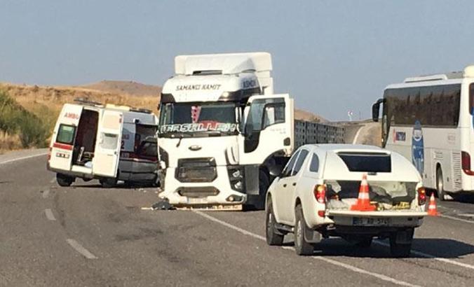 Van'da hasta taşıyan ambulansla TIR çarpıştı: 4 yaralı