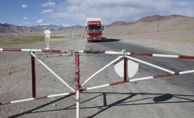 Türkmenistan, Tacikistan yüklerini 10 gündür sınırda bekletiyor