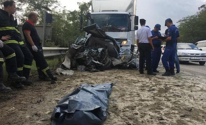 İzmit'te zincirleme kaza; otomobil sürücüsü öldü, kız çocuğu yaralı