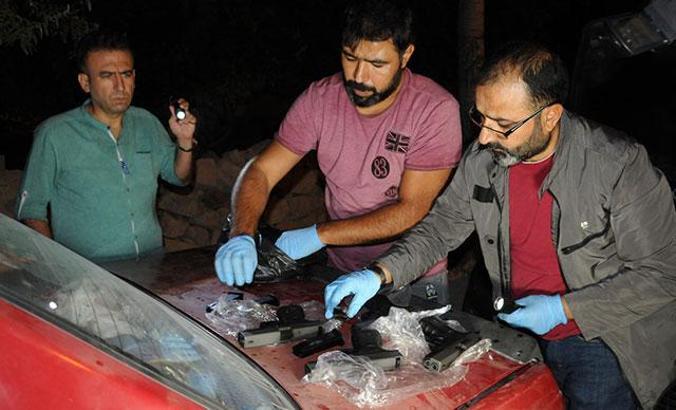 Silah kaçakçıları, deneme amaçlı havaya ateş açınca yakalandı