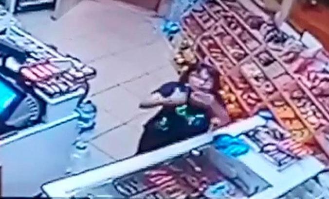 Rüya, market sahibini göremeyince parayı kameraya gösterip şekeri aldı